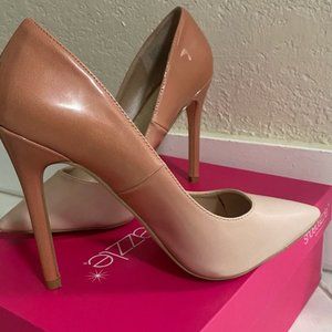 Shoe Dazzle Nude/Pink Pointed Toe Pumps